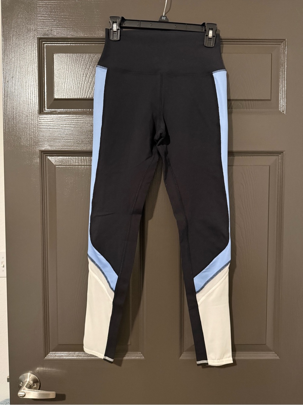 ALO Yoga High-Rise Colorblock Leggings in Black, Light Blue and White - Picture 3 of 6